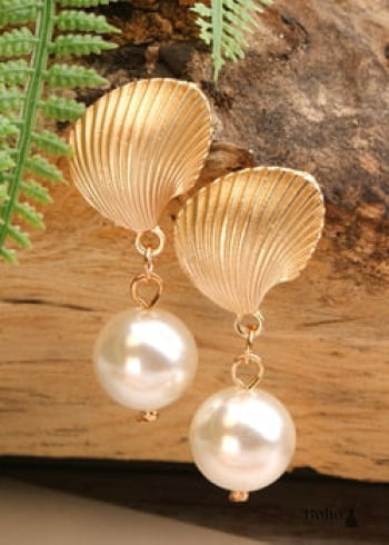 Pendientes bohemios colgantes de concha natural y cauri en oro blanco.